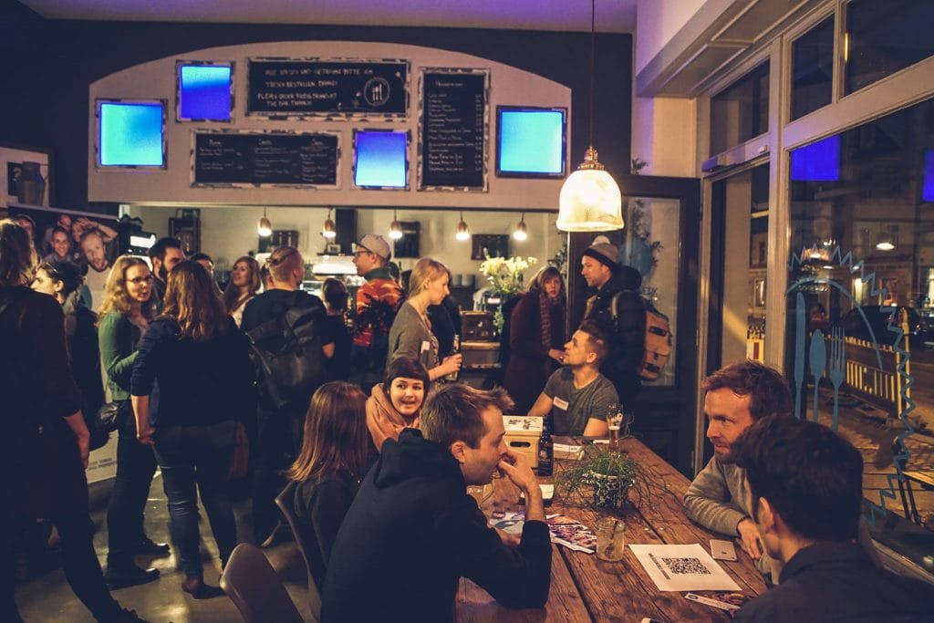 Die Teilnehmer des Meet Ups sitzen in einem Lokal zusammen.