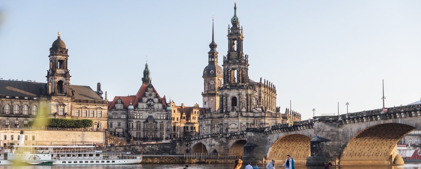 Blick auf die Dresdner Altstadt vom Elbufer aus
