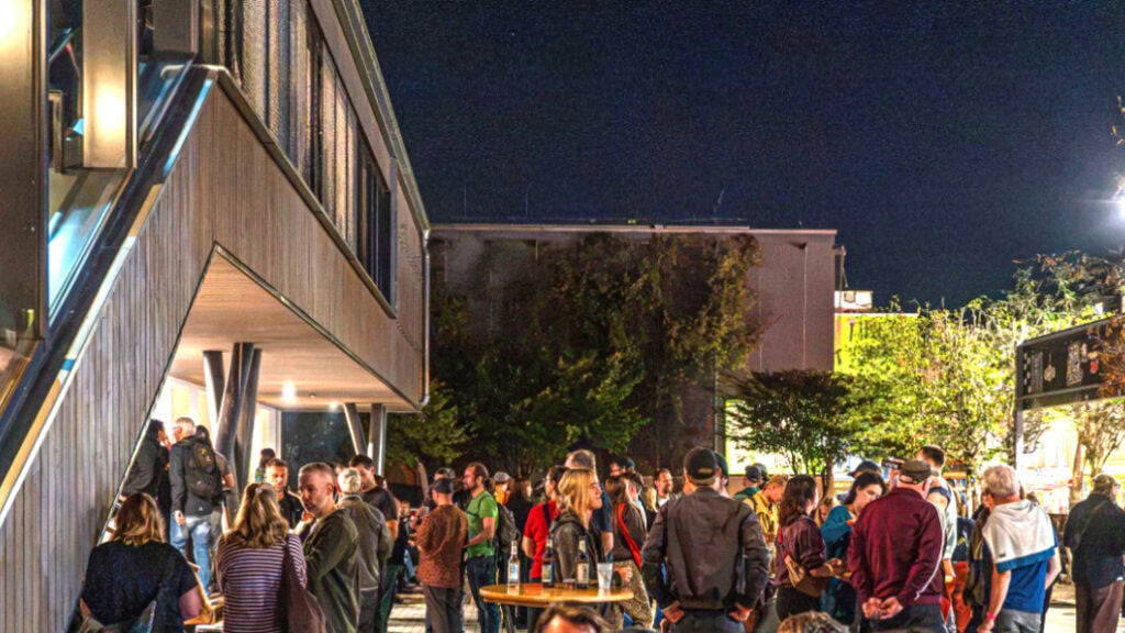 Zahlreiche Gäste feiern am Abend vor dem neu eröffneten Kulturzentrum Scheune in Dresden.
