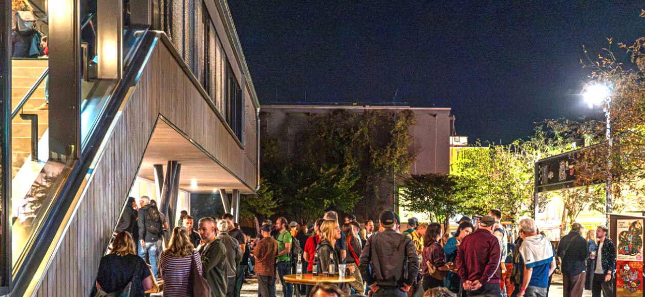 Zahlreiche Gäste feiern am Abend vor dem neu eröffneten Kulturzentrum Scheune in Dresden.