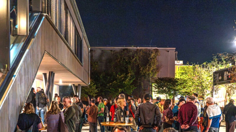 Zahlreiche Gäste feiern am Abend vor dem neu eröffneten Kulturzentrum Scheune in Dresden.