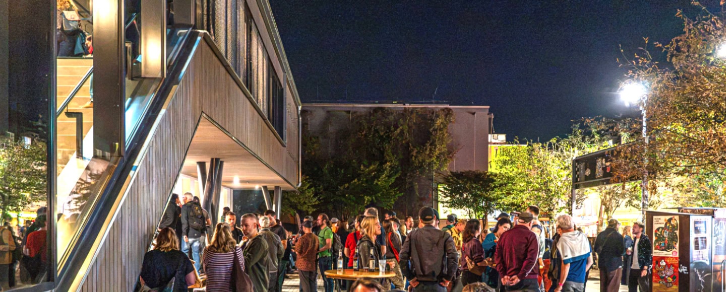 Zahlreiche Gäste feiern am Abend vor dem neu eröffneten Kulturzentrum Scheune in Dresden.