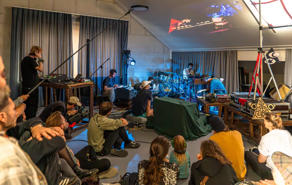 Musiker bei einer Jam-Session vor sitzendem Publikum im Kulturzentrum Scheune in Dresden.