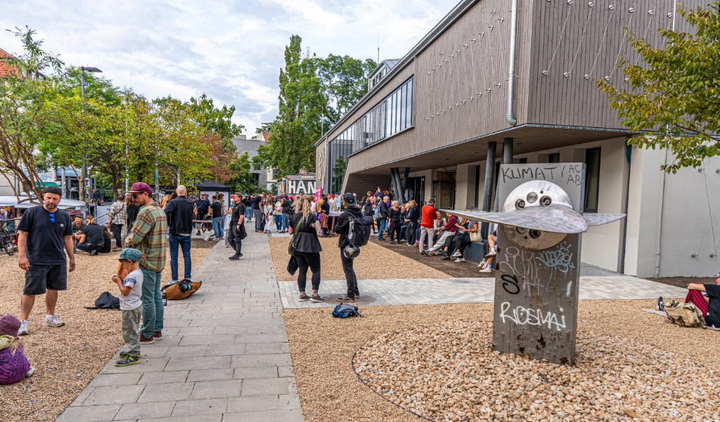 Besucherinnen und Besucher vor dem Kulturzentrum Scheune in der Dresdner Neustadt.