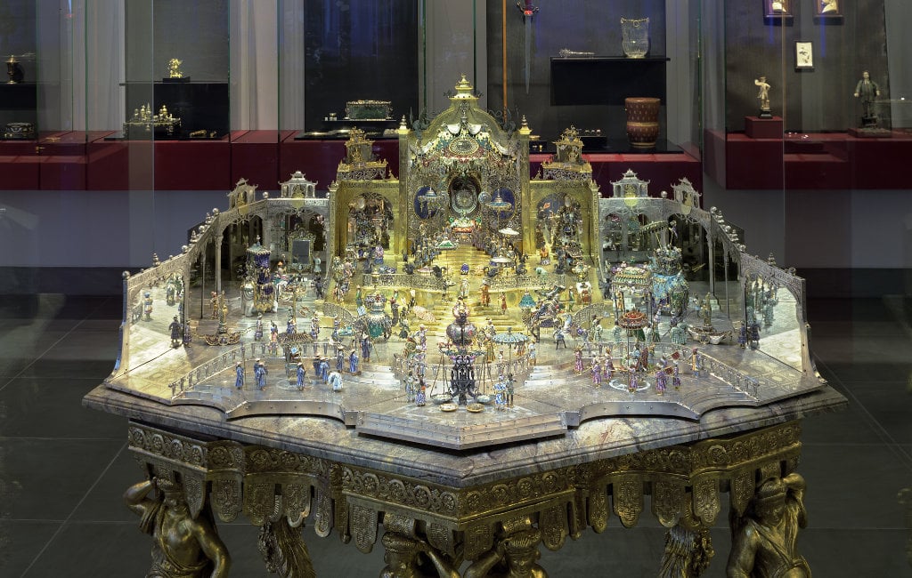 Blick in den Dinglinger-Saal im Grünen Gewölbe Dresden. Auf einem verzierten, goldenen Tisch steht das Ausstellungsstück "Der Hofstaat von Delhi am Geburtstag des Großmobuls Aureng-Zeb.