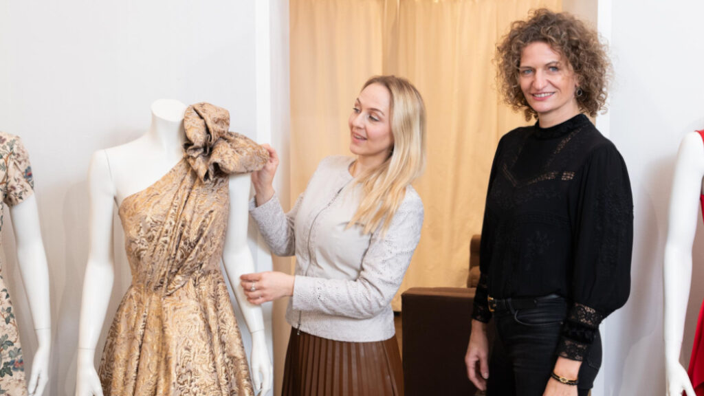 Podcast-Gastgeberin Henriette Fee-Grützner und Modedesignerin Dorothea Michalk im Dresdner Atelier.