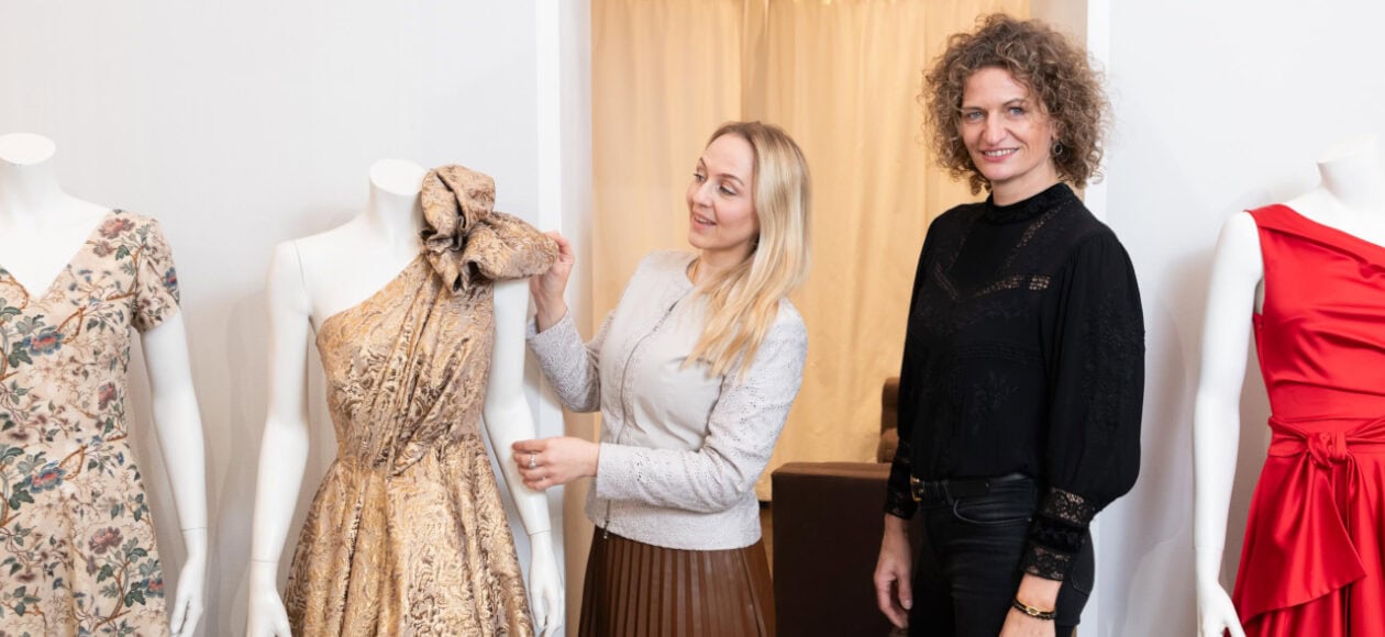 Podcast-Gastgeberin Henriette Fee-Grützner und Modedesignerin Dorothea Michalk im Dresdner Atelier.