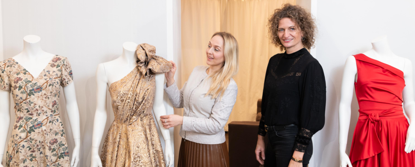 Podcast-Gastgeberin Henriette Fee-Grützner und Modedesignerin Dorothea Michalk im Dresdner Atelier.