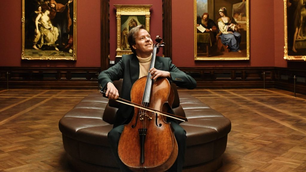Mann spielt Kunstgalerie Cello.