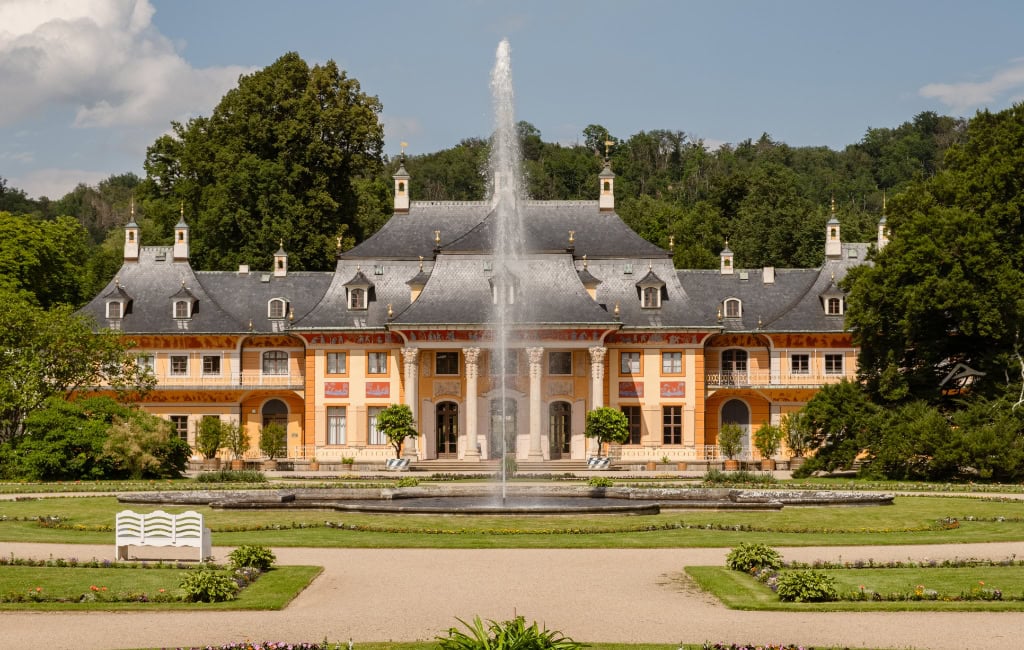 Das Schloss Pillnitz in Dresden in der Außenansicht.