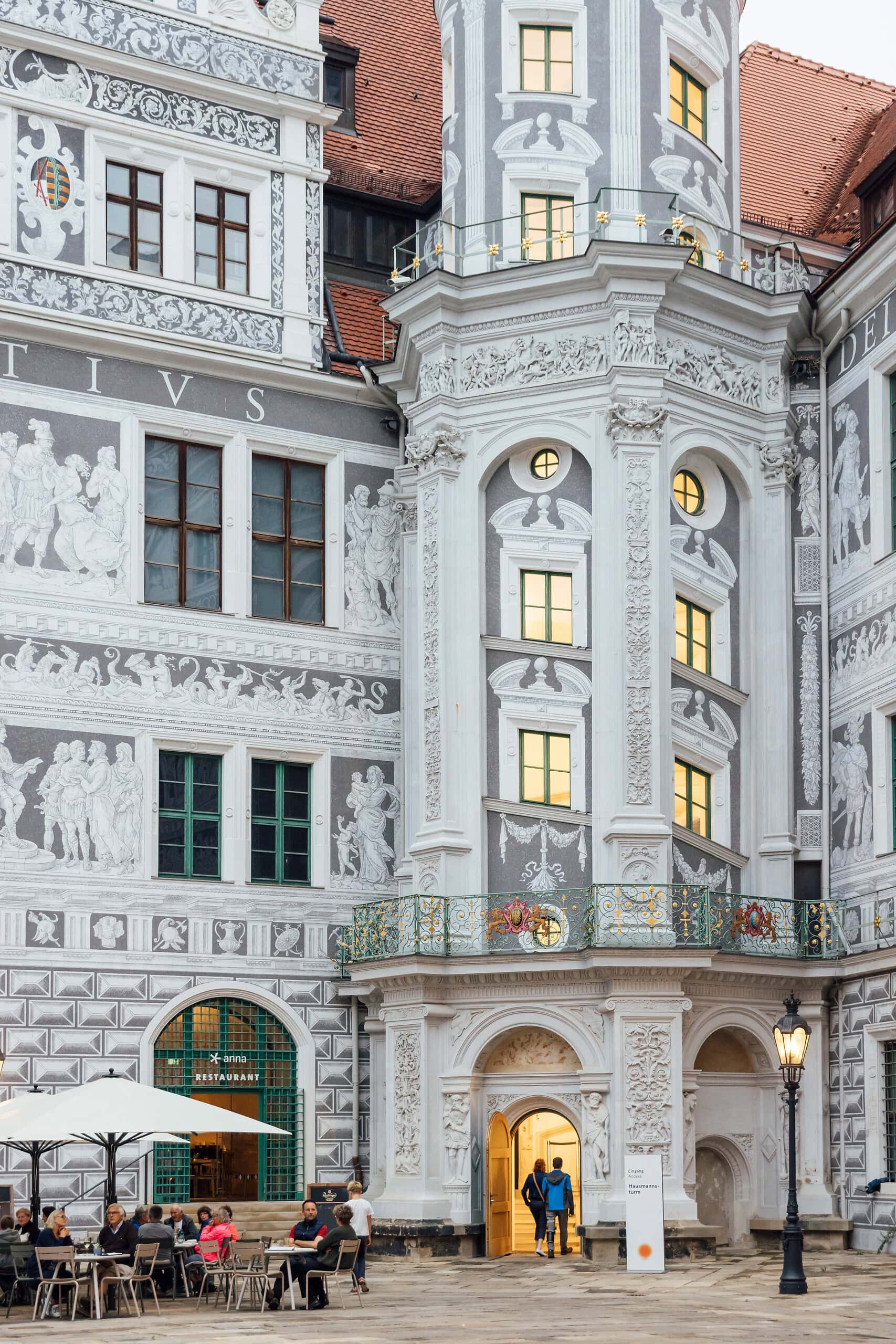 Restaurant Anna im Schlosshof des Dresdner Residenzschlosses vor reich verzierter Fassade mit Außenterrasse.