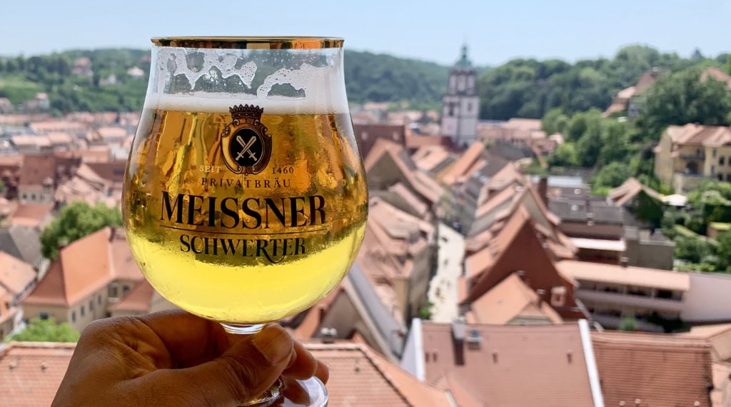 Blick über die Altstadt von Meißen mit einem Glas Schwerter Bier in der Hand