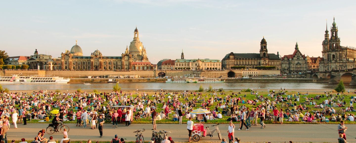 Im Sommer, wenn Stadtfest in Dresden ist, sitzen viele der Besucher auf den Elbwiesen und genießen den Blick auf die schöne Silhouette Dresdens. Foto: Sven Döring / Agency Focus (DML-BY)