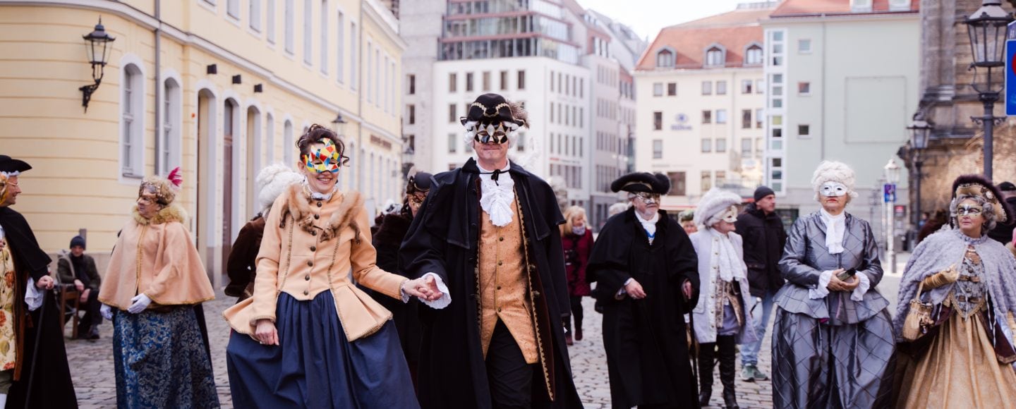 Elbvenezianischer Carneval in Dresden: Kostümierte in venezianischen Kostümen flanieren durch die Altstadt.