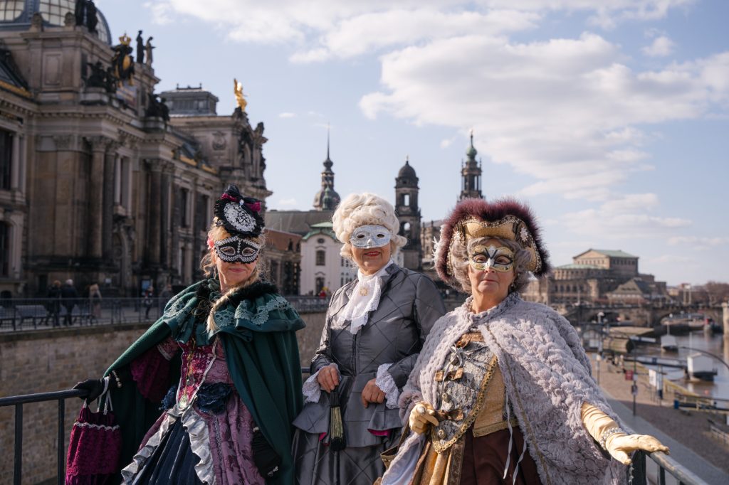 Das Flanieren gehört zum Elbvenezianischen Carneval einfach dazu. Hobbyfotografen finden mit den Teilnehmern spannende Motive für einen Erinnerungs-Schnappschuss. Foto: Tommy Halfter 