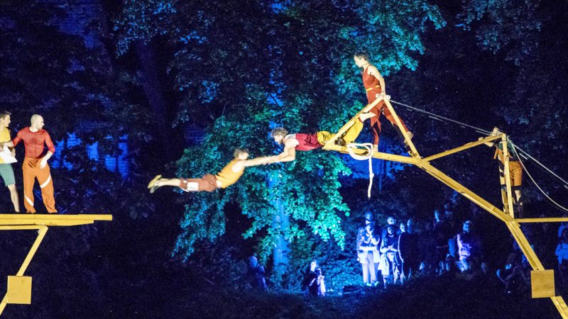 Das Ensemble Cirque On Edge beim 4. Zirkustheater-Festival Dresden.