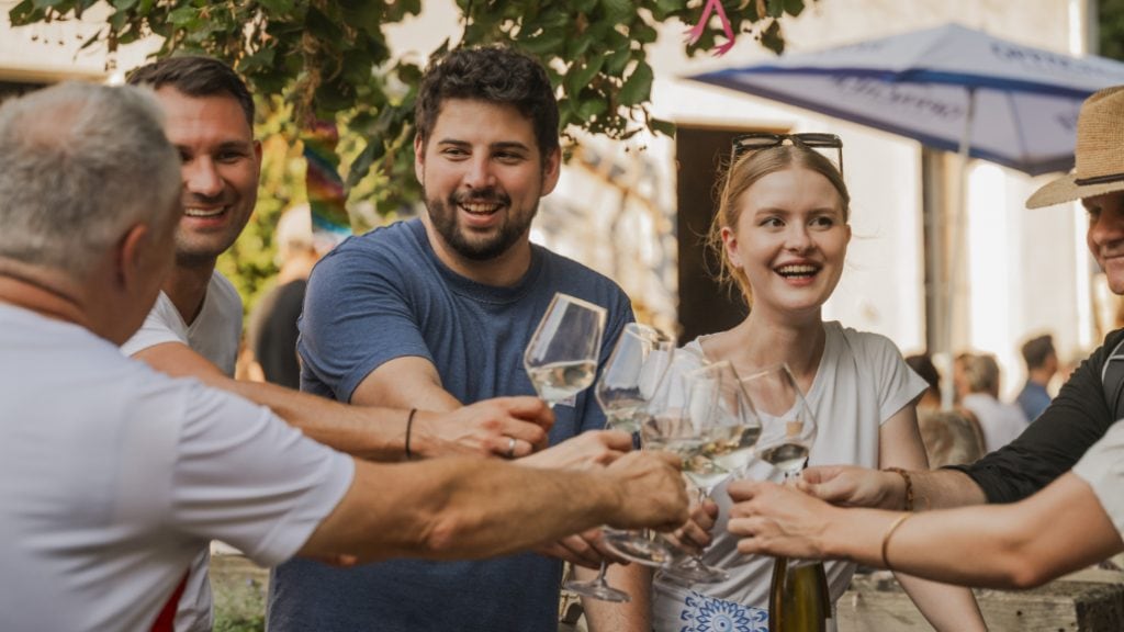 Anstoßen im Weingut Haus Steinbach zu den Tagen des offenen Weinguts.