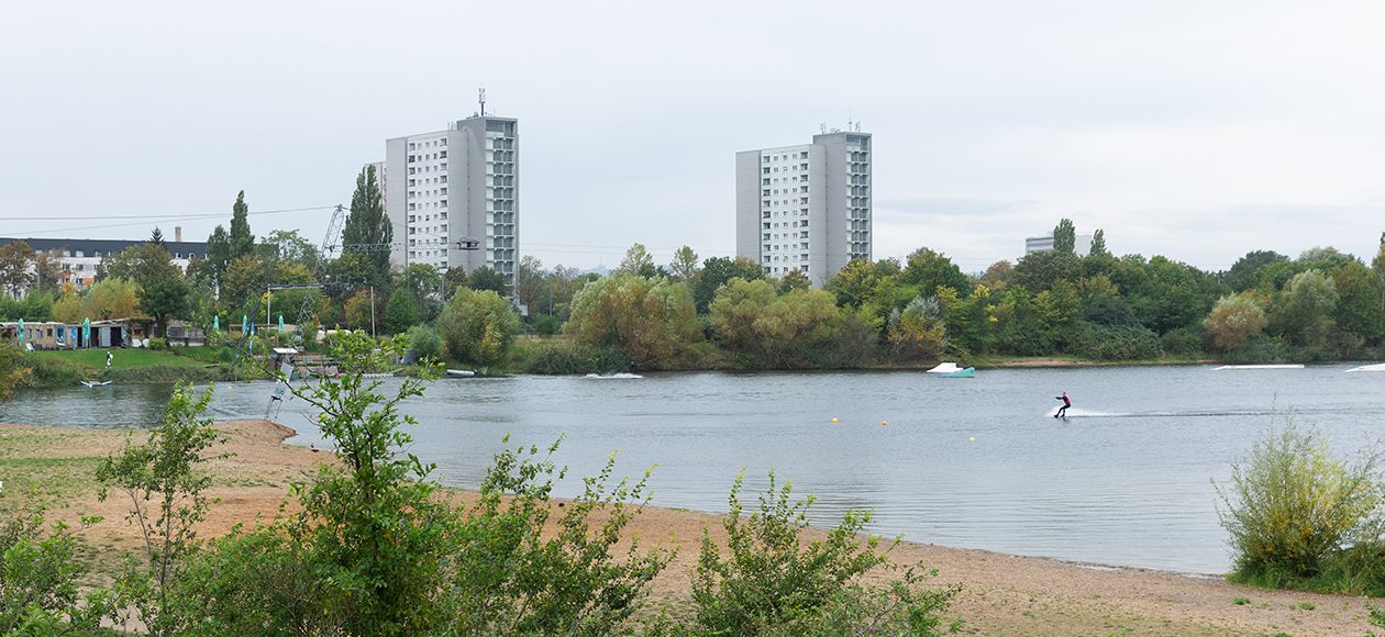 Blick auf Leuben von den zentral gelegenen Kiesseen, ideal für Wasserski im Sommer.