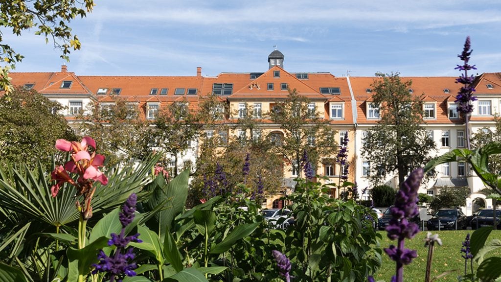 Dresdner Stadtteil Striesen mit historischen Gebäuden und urbanem Flair.