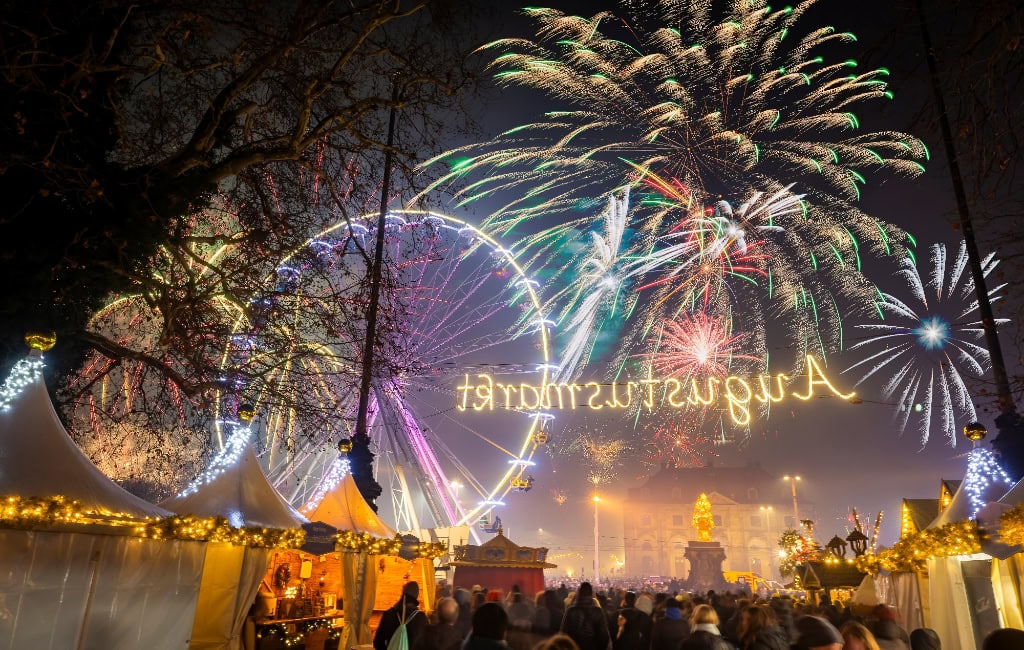 Zu sehen ist der Augustmarkt inmitten von Feuerwerk zu Silvester.