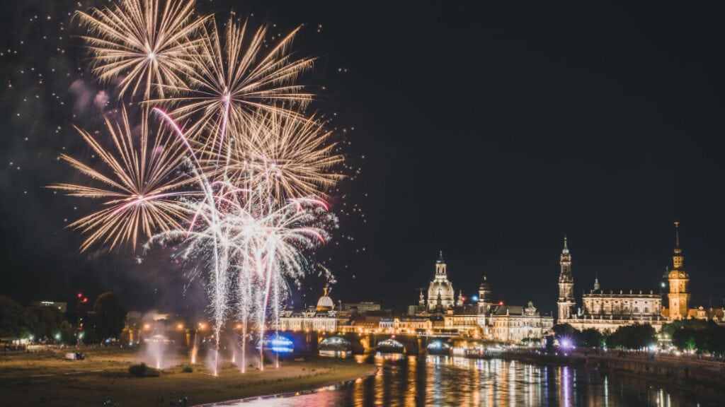 Die Dresdner Skyline umrahmt von Feuerwerk.