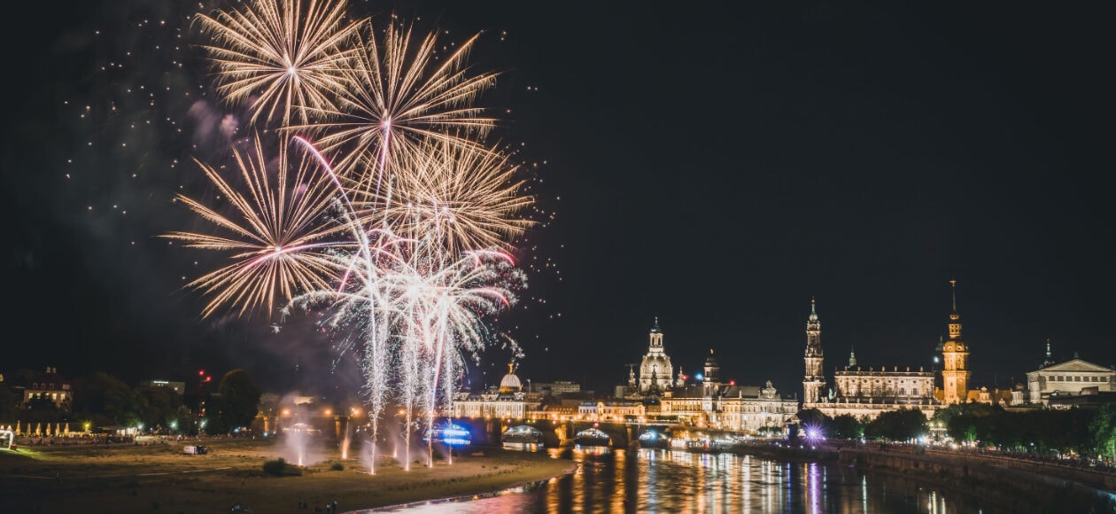 Die Dresdner Skyline umrahmt von Feuerwerk.