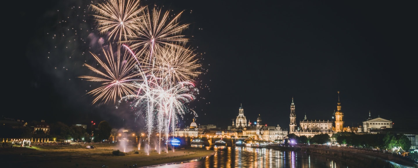 Die Dresdner Skyline umrahmt von Feuerwerk.