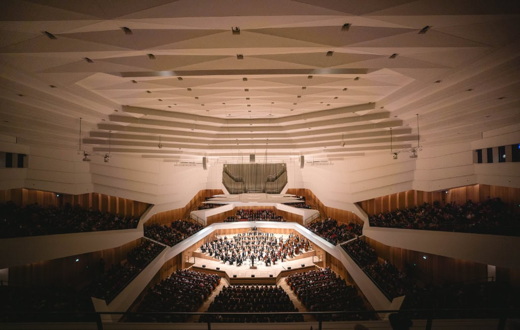 Der Konzertsaal des Kulturpalasts Dresden präsentiert Wrrke von Beethoven und Bach zu Silvester. Zu sehen ist der volle Saal von innen.