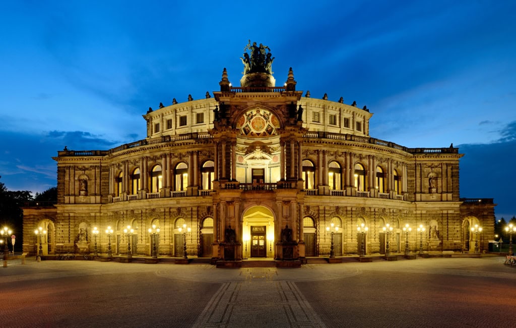 Silvester lässt sich in der Semperoper in Dresden feiern - hier in der Außenansicht.