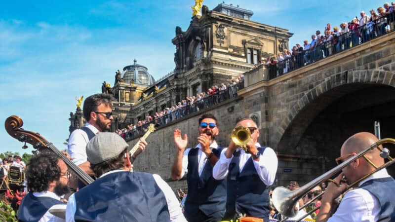 Das Dixieland Festival für Jazzmusik ist eines der alljährlichen Highlights in Dresden. Auf dem Foto zu sehen ist ein Moment der Dixieland Parade, bei dem mehrere Musiker auf einem Paradezug Instrumente.