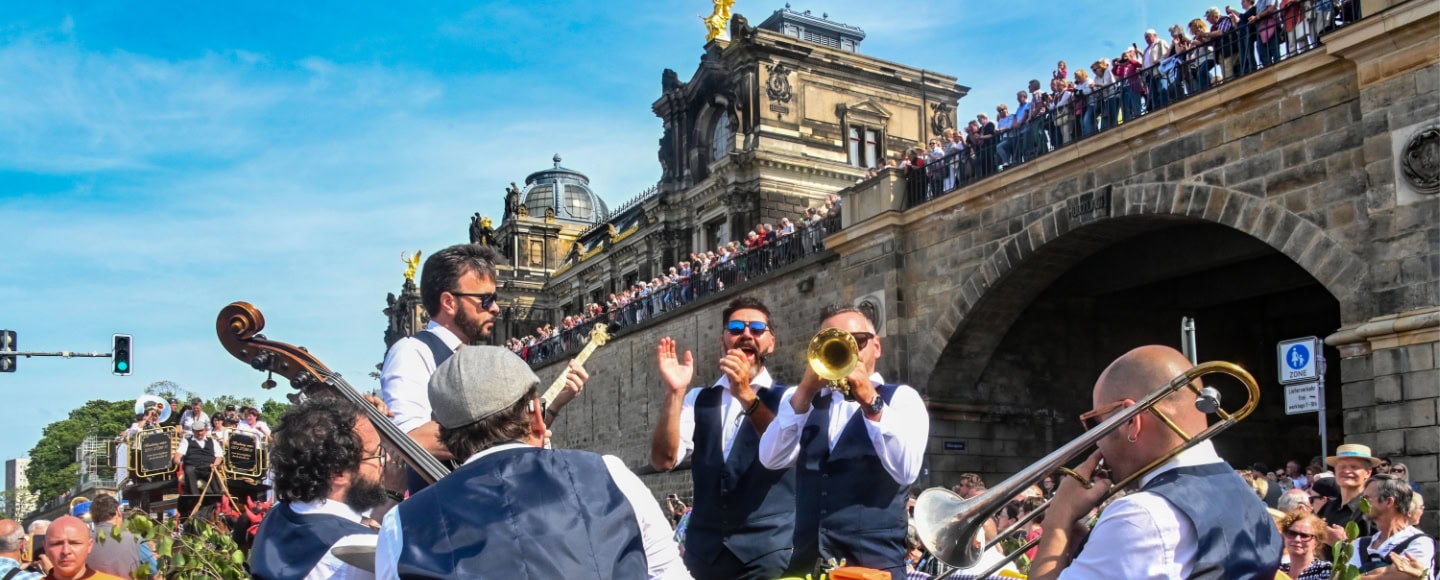 Das Dixieland Festival für Jazzmusik ist eines der alljährlichen Highlights in Dresden. Auf dem Foto zu sehen ist ein Moment der Dixieland Parade, bei dem mehrere Musiker auf einem Paradezug Instrumente.
