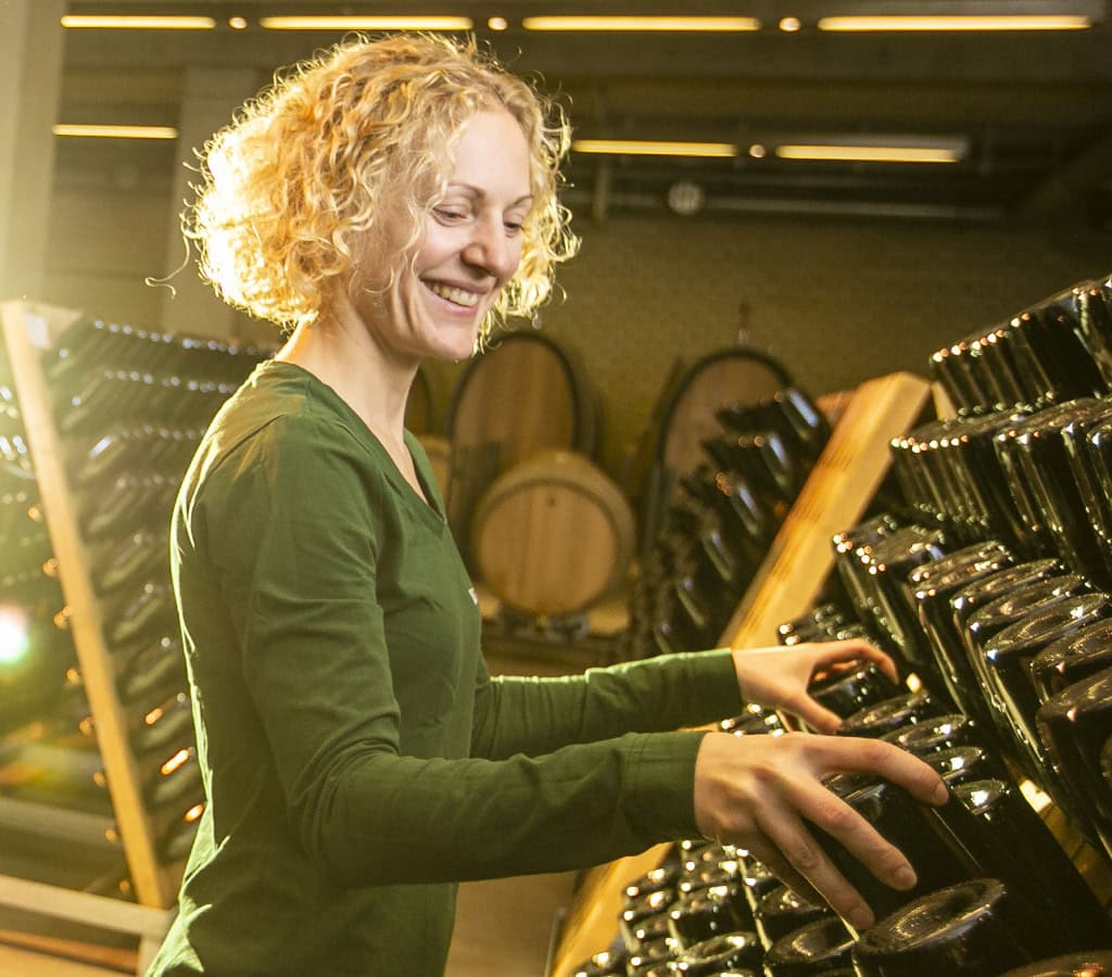 Bei einer Sekt-Führung auf Schloss Wackerbarth entdecken Besucherinnen und Besucher das Handwerk der Sektherstellung.