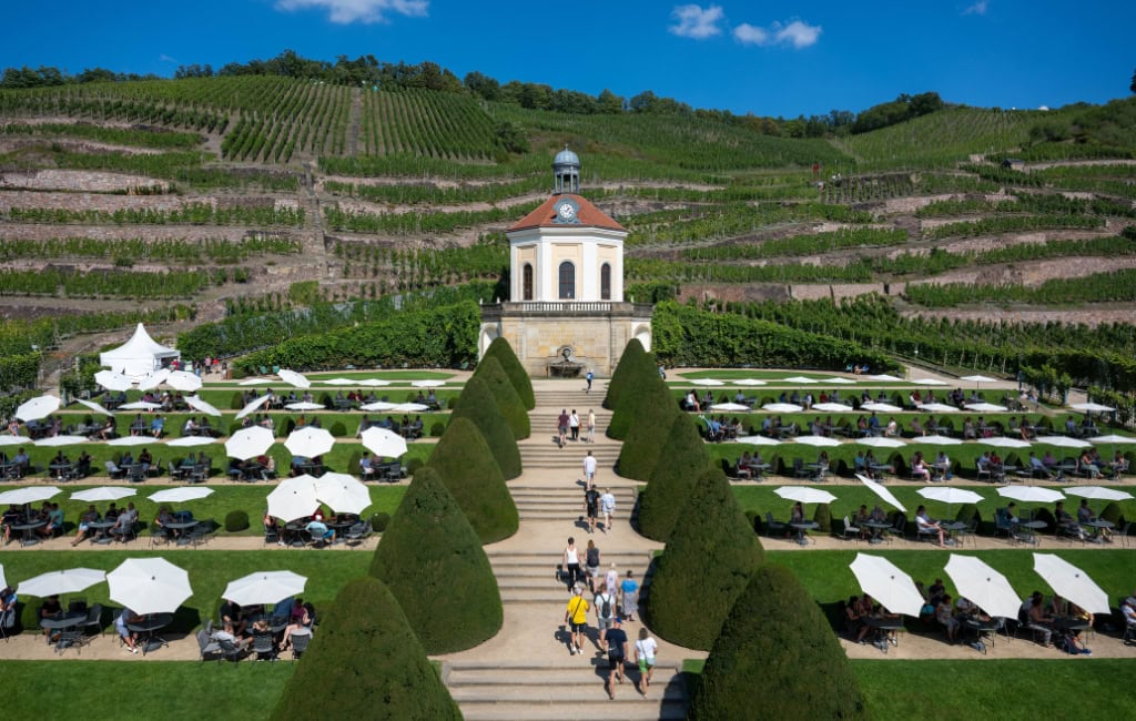 Für Sekt-Fans ist die Veranstaltung „Sekt im Park" auf Schloss Wackerbarth (im Foto zu sehen) ein wahres Highlight 2026 nahe Dresden.