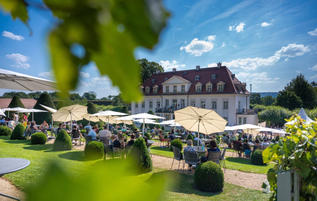 Für Sekt-Fans ist die Veranstaltung "Sekt im Park" auf Schloss Wackerbarth (im Foto zu sehen) ein wahres Highlight 2026 nahe Dresden.
