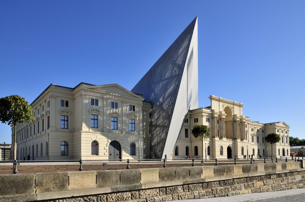 Wie ein Keil durchschneidet der Neubau des Militärhistorischen Museums Dresden das historische Gebäude.