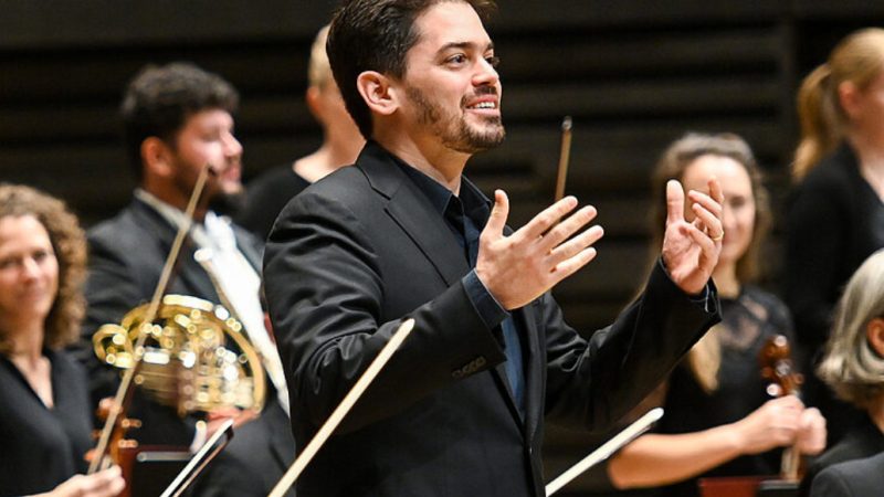 Der israelische Dirigent Lahav Shani leitet ein gemeinsames Konzert der Münchner Philharmoniker und des Israel Philharmonic Orchestra in der Dresdner Kreuzkirche.