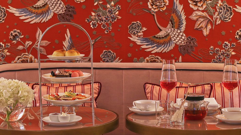 Afternoon Tea vor kunstvollen Tapeten im Dresdner Taschenbergpalais