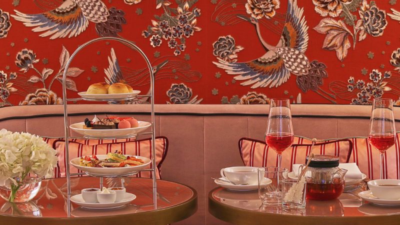 Afternoon Tea vor kunstvollen Tapeten im Dresdner Taschenbergpalais