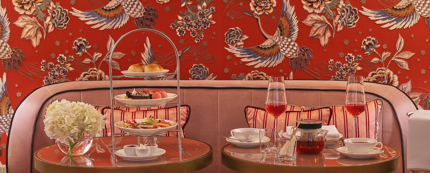 Afternoon Tea vor kunstvollen Tapeten im Dresdner Taschenbergpalais