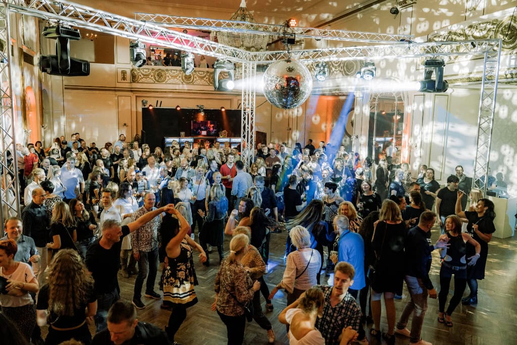 Der Ballsaal im Parkhotel Dresden ist eine Kultstätte des Dresdner Nachtlebens.