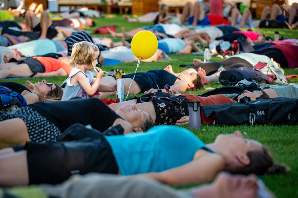 Yoga im Alaunpark im Rahmen des Palais Sommer 2025