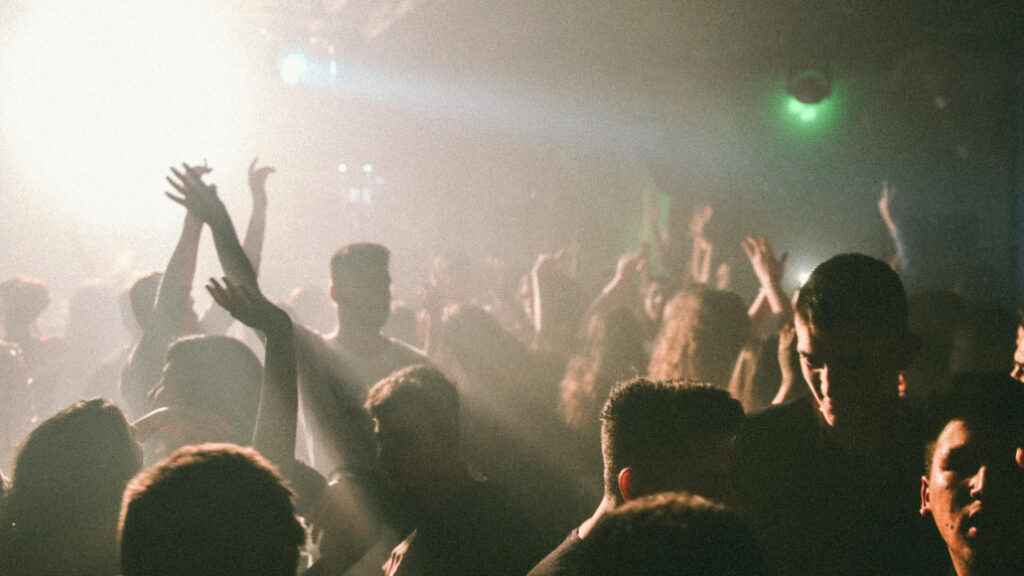 Tanzende Menschen in einem Club