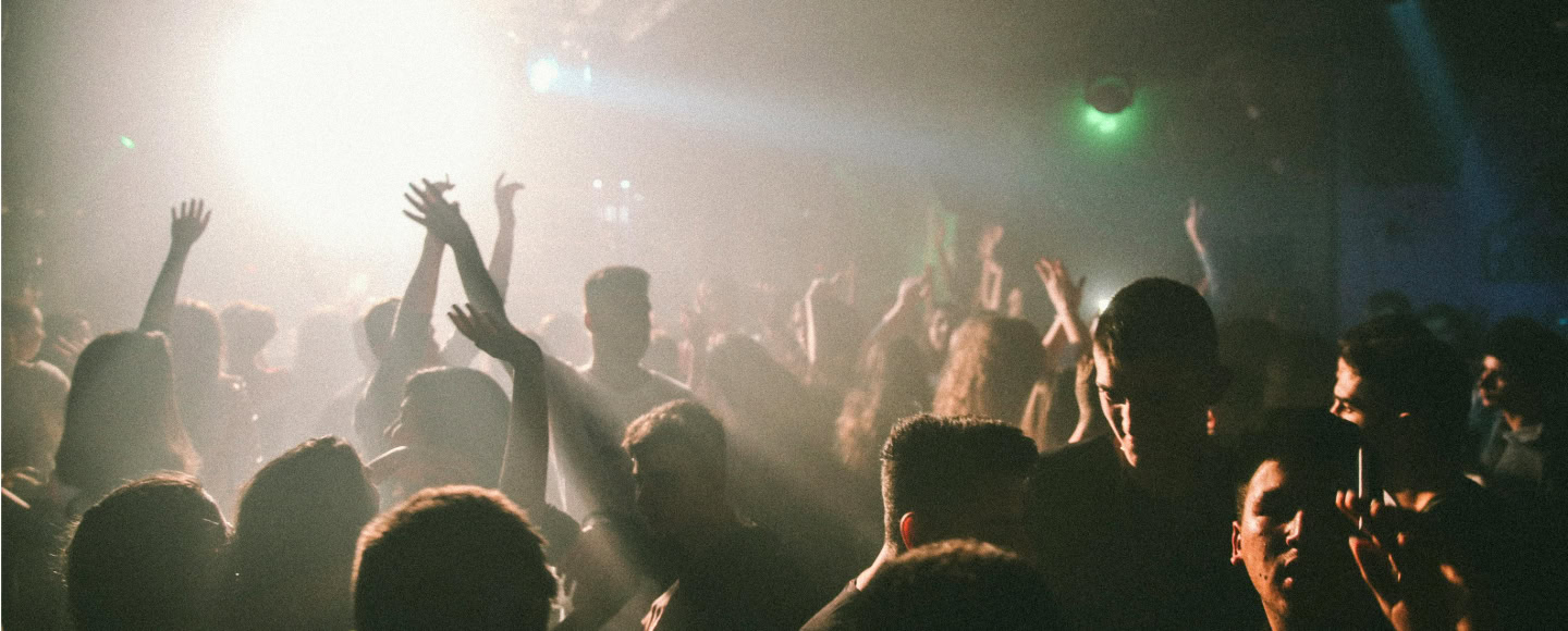 Tanzende Menschen in einem Club