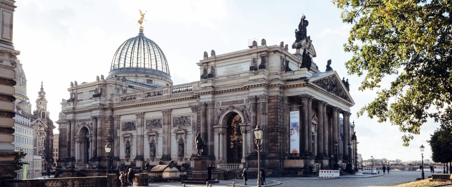 Kunsthalle im Lipsiusbau mit Glaskuppel in Dresden
