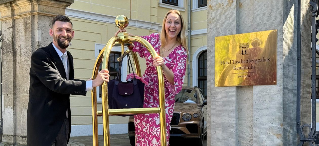 Podcast-Moderatorin Henriette-Fee Grützner mit Taschenbergpalais-Concierge Richard Hoffmann.