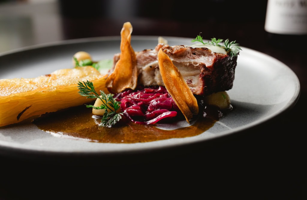 Das Stresa ist eine Adresse für Fine Dining in Dresden. Hier zu sehen ein Fleischgericht in der Nahaufnahme.