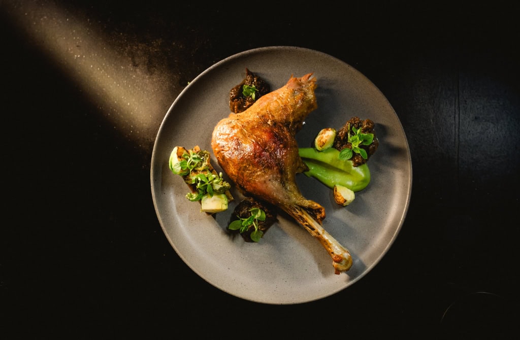 Das Gourmetrestaurant Stresa in Dresden bietet saisonale Gerichte an. Hier zu sehen ist eine Martinsgans it Gemüsebeilage.