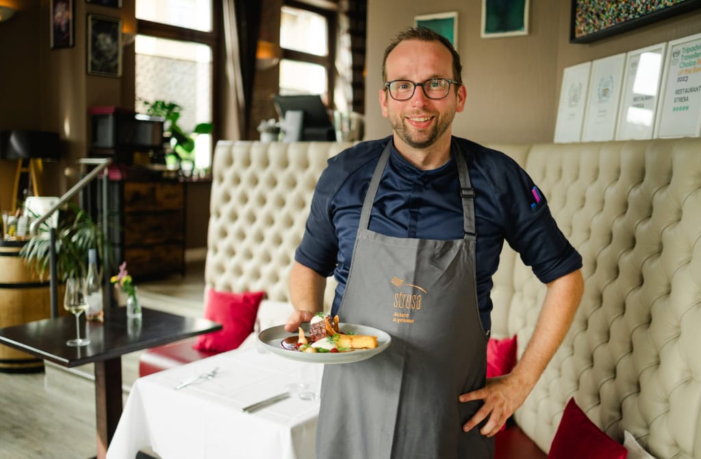 Zu sehen ist Tobias Heldt, ein Sternekoch, der nun im Stresa in Dresden am Herd steht.
