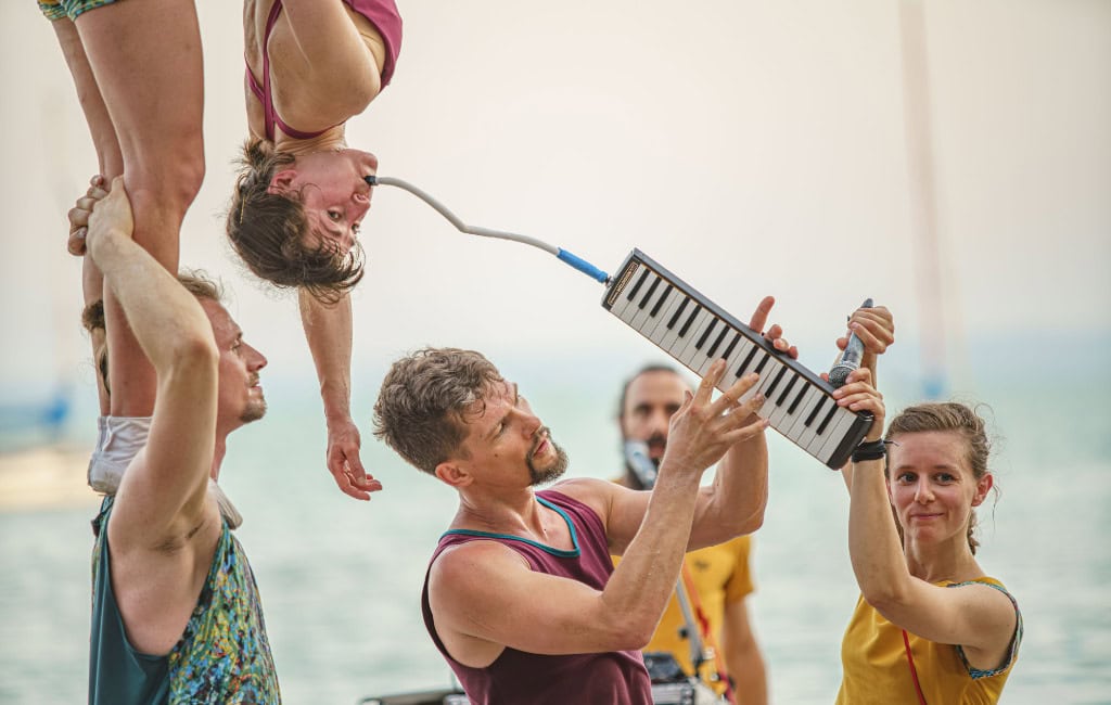Die Aufführung FOLEY beim Zirkustheater-Festival Dreden 2026: Ein Mann spielt die Tasten einer Melodica, eine Frau pustet derweilen isn Mundstück des Instruments.