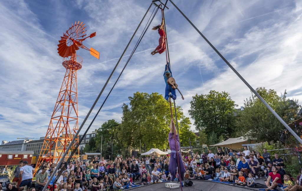 Die Aufführung JUSQUE-LÀ beim Zirkustheater-Festival Dresden 2026: Drei Frauen hängen auf unterschiedlichen Höhen am selben Seil.